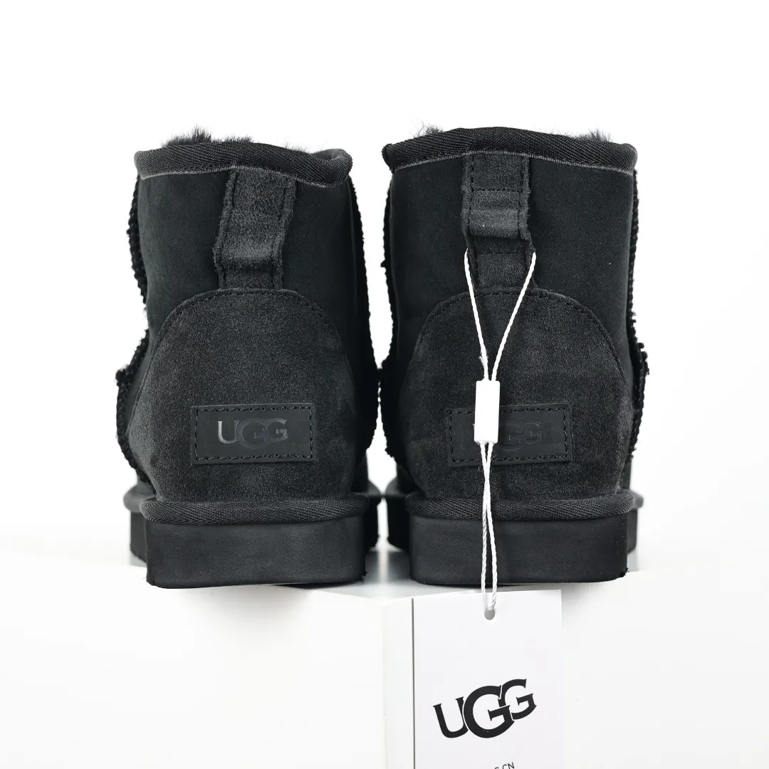 Pick up locally 💰540 Core recommendation Good price Cashmere insoles are a very suitable choice for keeping warm in winter and at home. In the new year, uug launched a series of styles, which are partial to the preferences of young consumers and have also moved to the forefront of fashion trends. Shoe body material Water-repellent coated suede upper 17mm UGGPURE™ implanted wool insole Lightweight non-slip comfortable rubber outsole With brand LOGO Trademark Comes with a full set of packaging Size: 35 36 37 38 39 40 41 42 43 44